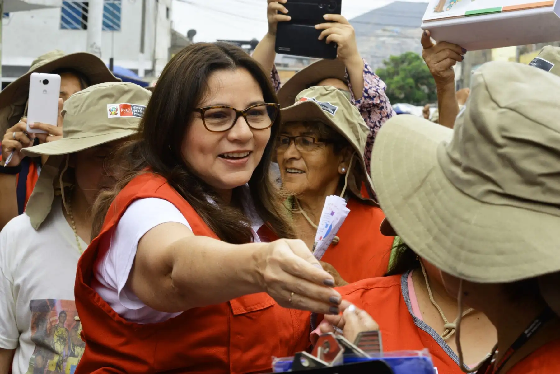 Ministra de la Mujer  y voluntarios recorrieron el mercado "Ciudad y Campo" del Rímac para informar a la comunidad cómo prevenir y detectar situaciones de violencia contra la mujer e integrantes del grupo familiar.
Titular del MIMP reiteró la importancia de denunciar cualquier caso de violencia. Foto: ANDINA/Difusión MIMP