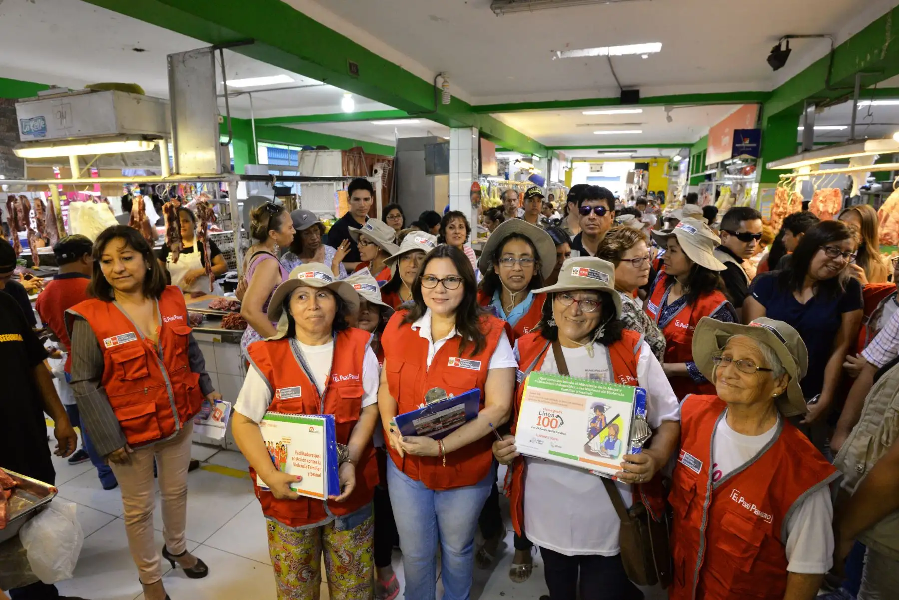 Ministra de la Mujer  y voluntarios recorrieron el mercado "Ciudad y Campo" del Rímac para informar a la comunidad cómo prevenir y detectar situaciones de violencia contra la mujer e integrantes del grupo familiar.
Titular del MIMP reiteró la importancia de denunciar cualquier caso de violencia. Foto: ANDINA/Difusión MIMP