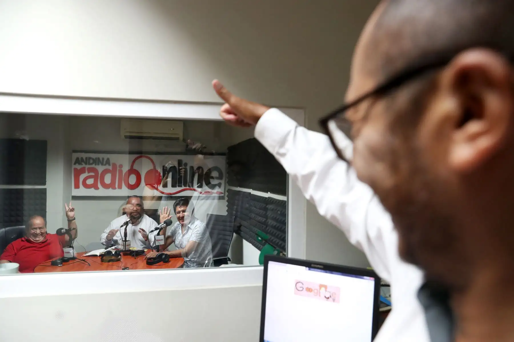 Los Shapis encontraron en su vista a nuestras instalaciones a uno de sus más grandes admiradores, quien recuerda su infancia escuchando y cantando sus canciones. Foto: ANDINA/Melina Mejía