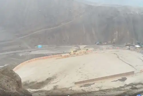 Un huaico de grandes proporciones cayó esta tarde en el distrito de Ilabaya, en la provincia de Jorge Basadre, región Tacna, inundando el estadio y varias viviendas en en el centro poblado Mirave. Además, debido al deslizamiento de lodo y piedras colapsó el puente Sangollo.