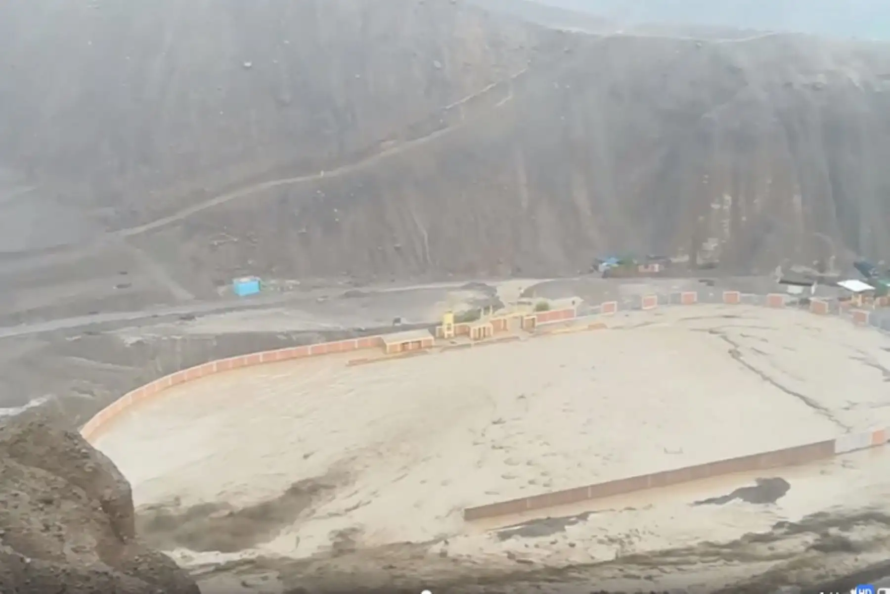 Un huaico de grandes proporciones cayó esta tarde en el distrito de Ilabaya, en la provincia de Jorge Basadre, región Tacna, inundando el estadio y varias viviendas en en el centro poblado Mirave. Además, debido al deslizamiento de lodo y piedras colapsó el puente Sangollo.