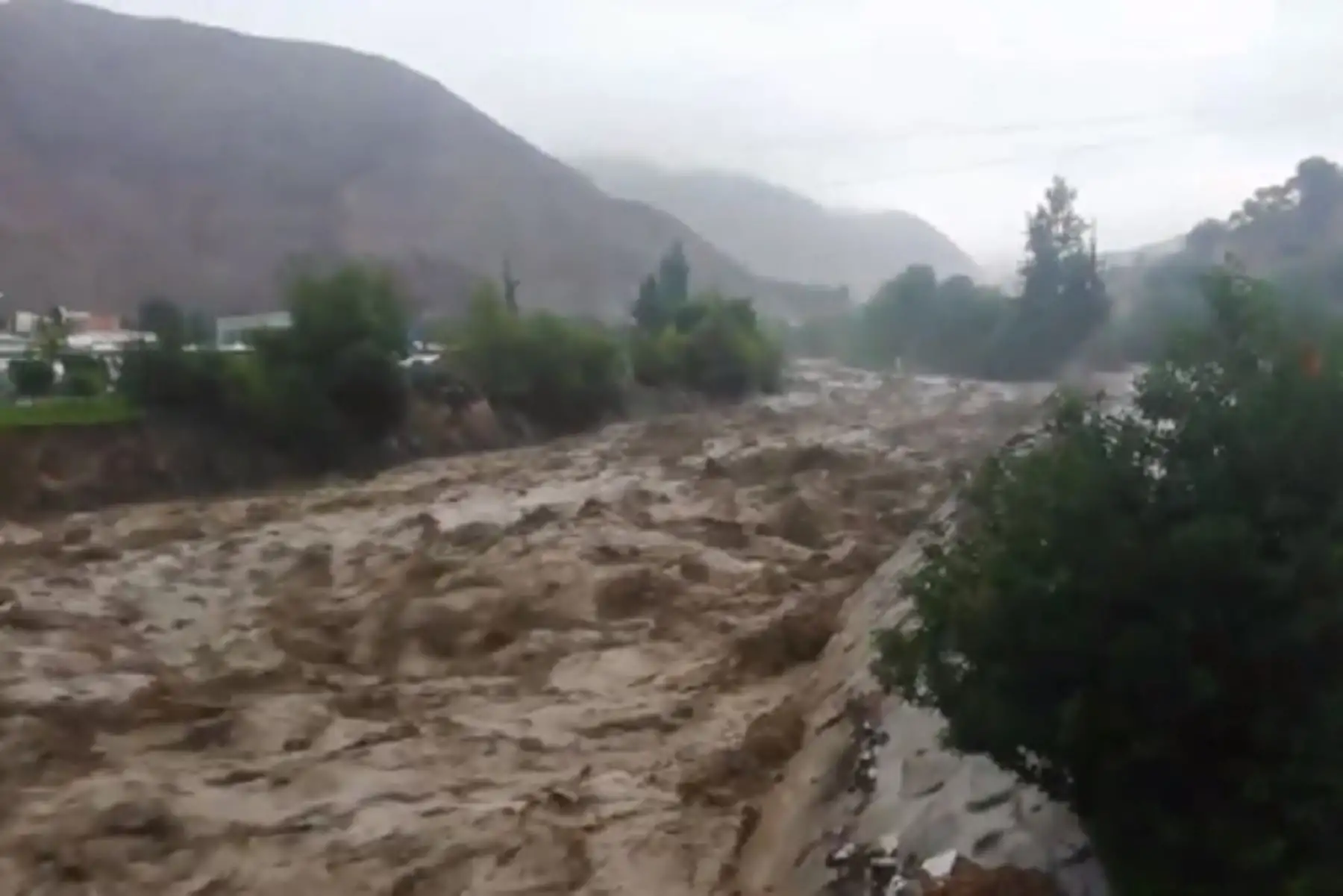 El desborde del río Moquegua, provocado por las intensas lluvias, afectó a 120 viviendas, siete puentes, un centro educativo, así como a la planta de tratamiento de agua de Yunguyo, informó el Instituto Nacional de Defensa Civil (Indeci). ANDINA/Difusión
