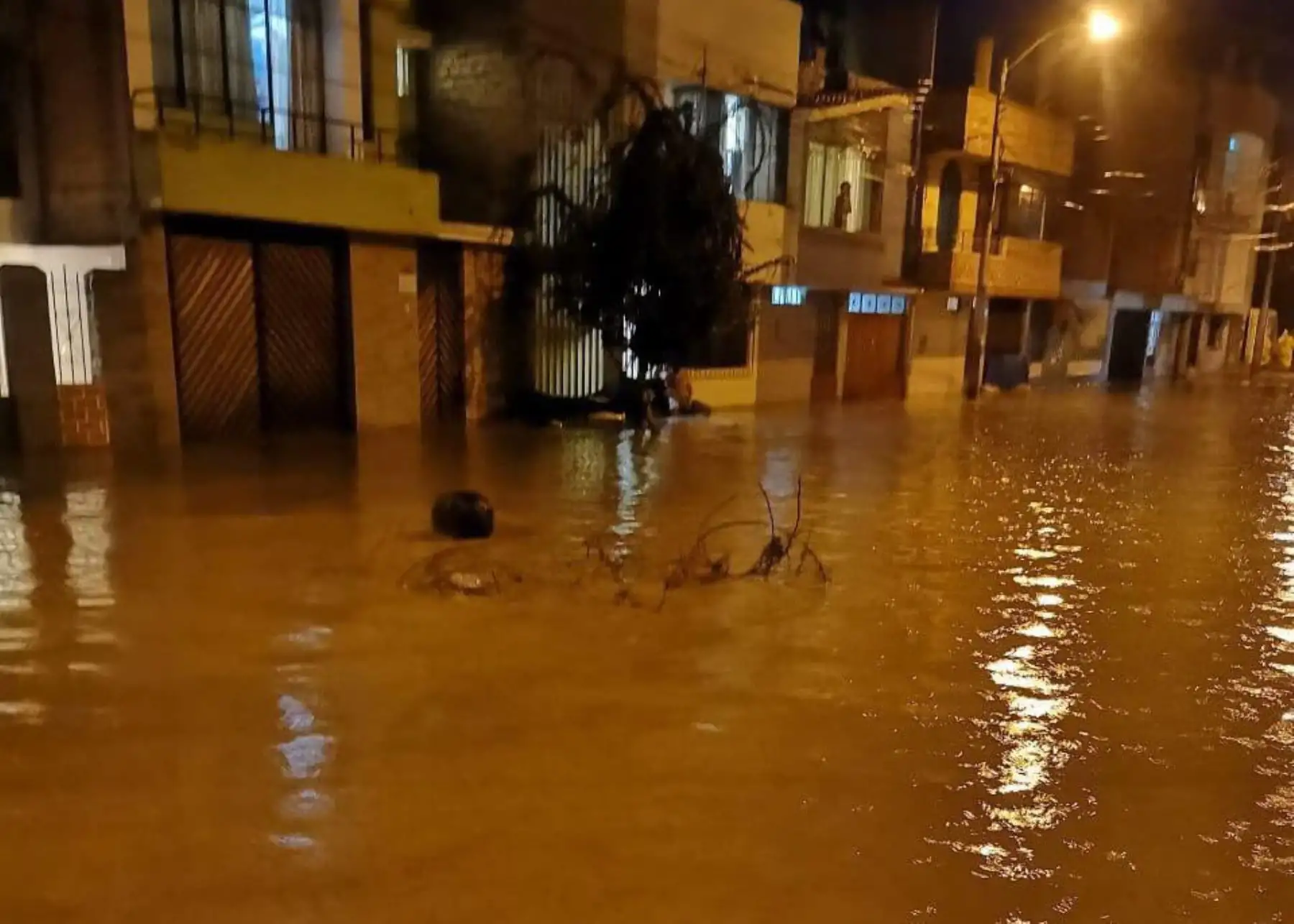 En Moquegua colapsa puente Montalvo por lluvias y deslizamientos.