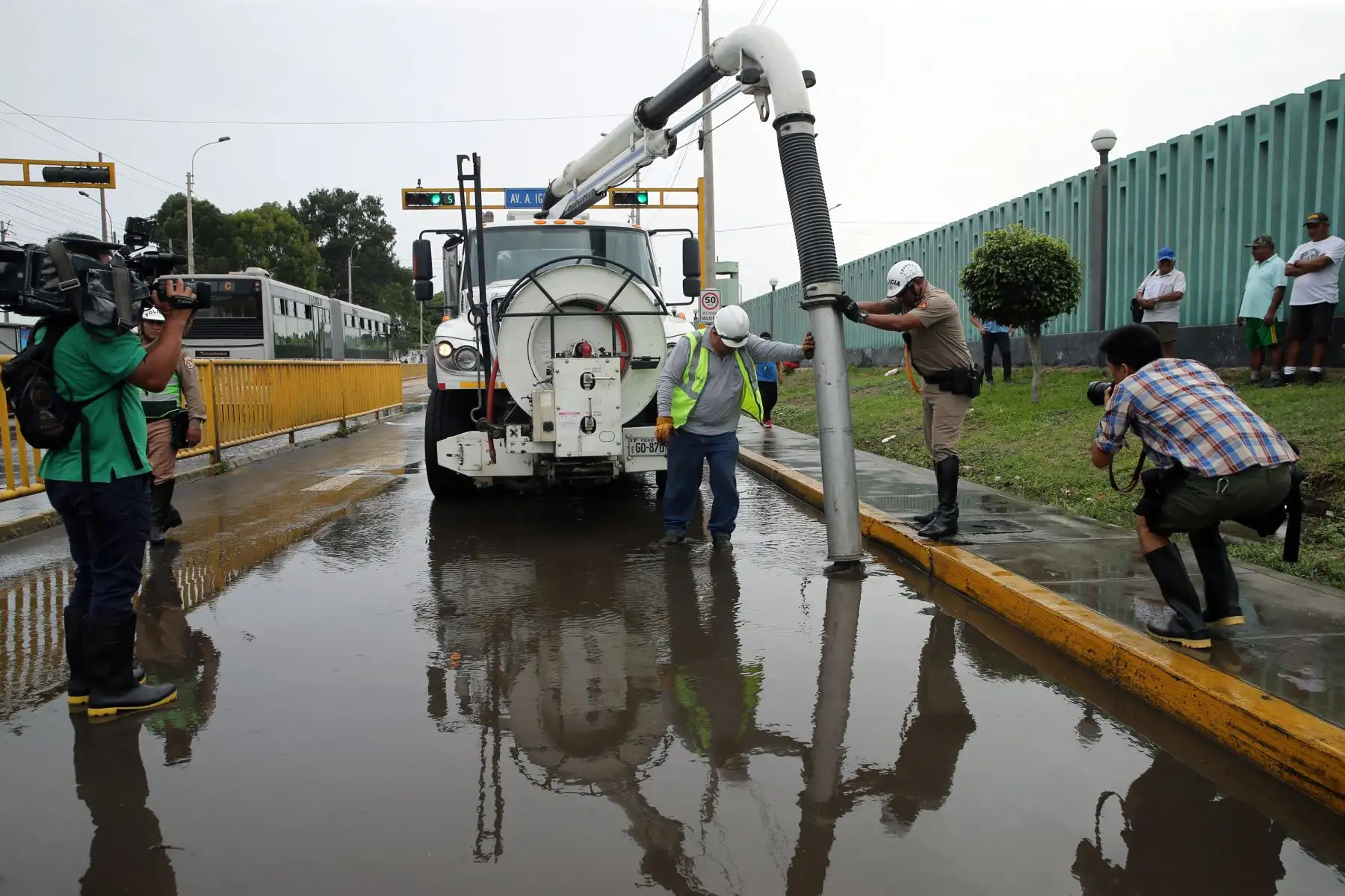 Rotura de tuberia de agua potable,causa aniego en las calles de Chorrillos .Foto: ANDINA/Norman Córdova
