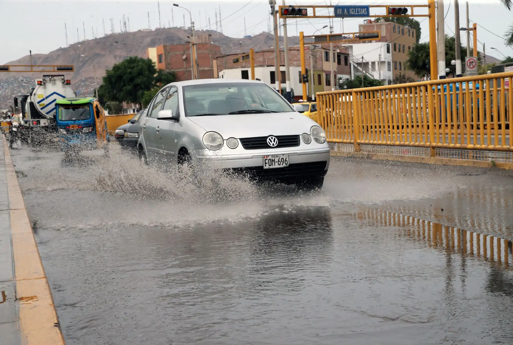 Rotura de tubería de agua potable,causa aniego en calles de  Chorrillos.Foto: ANDINA/Norman Córdova