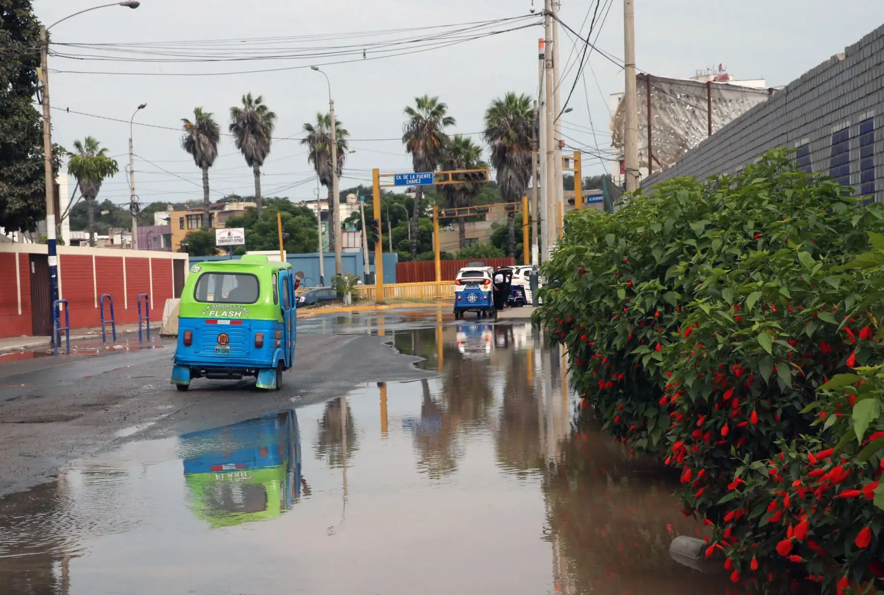 Rotura de tubería de agua potable,causa aniego en calles de  Chorrillos.Foto: ANDINA/Norman Córdova