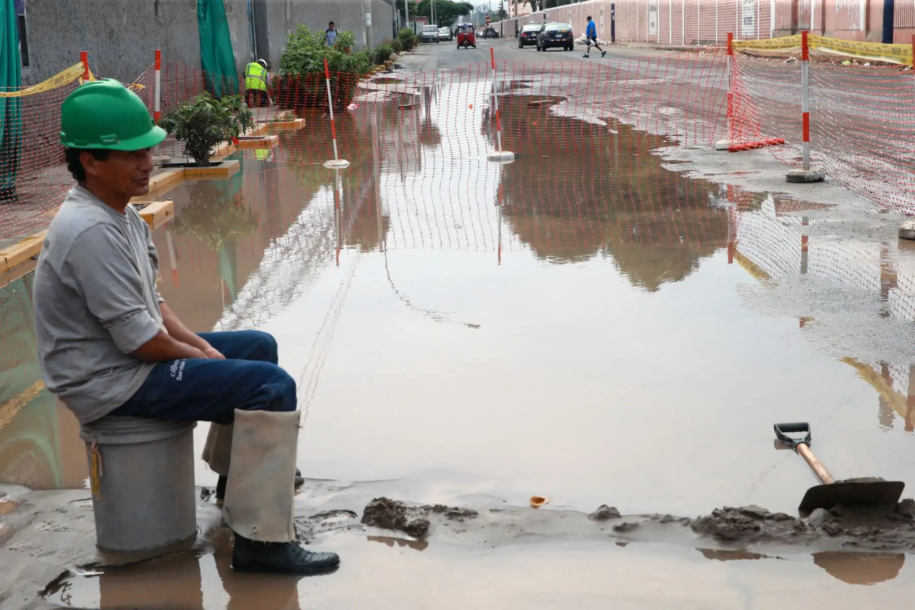 Rotura de tubería de agua potable,causa aniego en calles de  Chorrillos.Foto: ANDINA/Norman Córdova