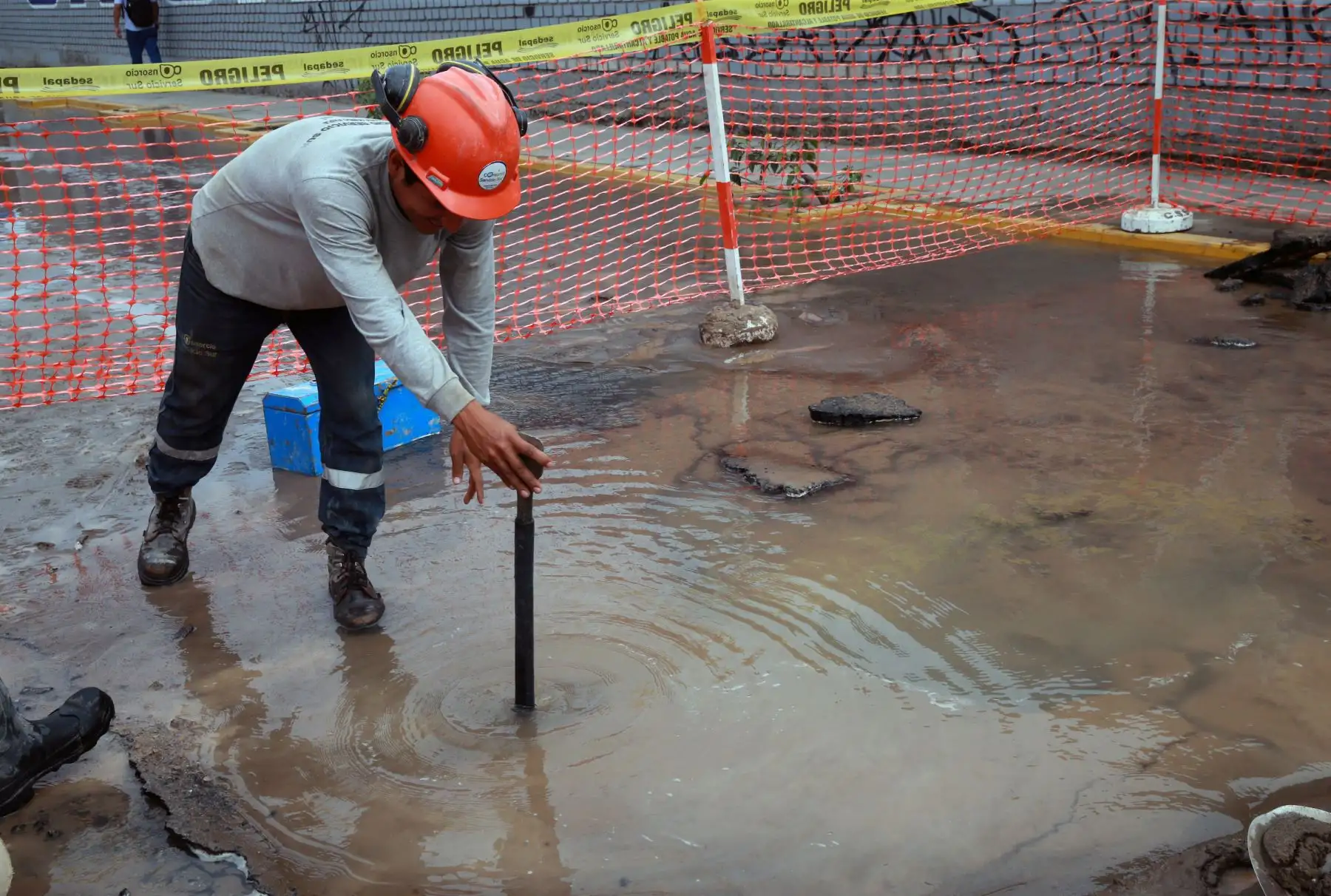 Rotura de tubería de agua potable,causa aniego en calles de  Chorrillos.Foto: ANDINA/Norman Córdova
