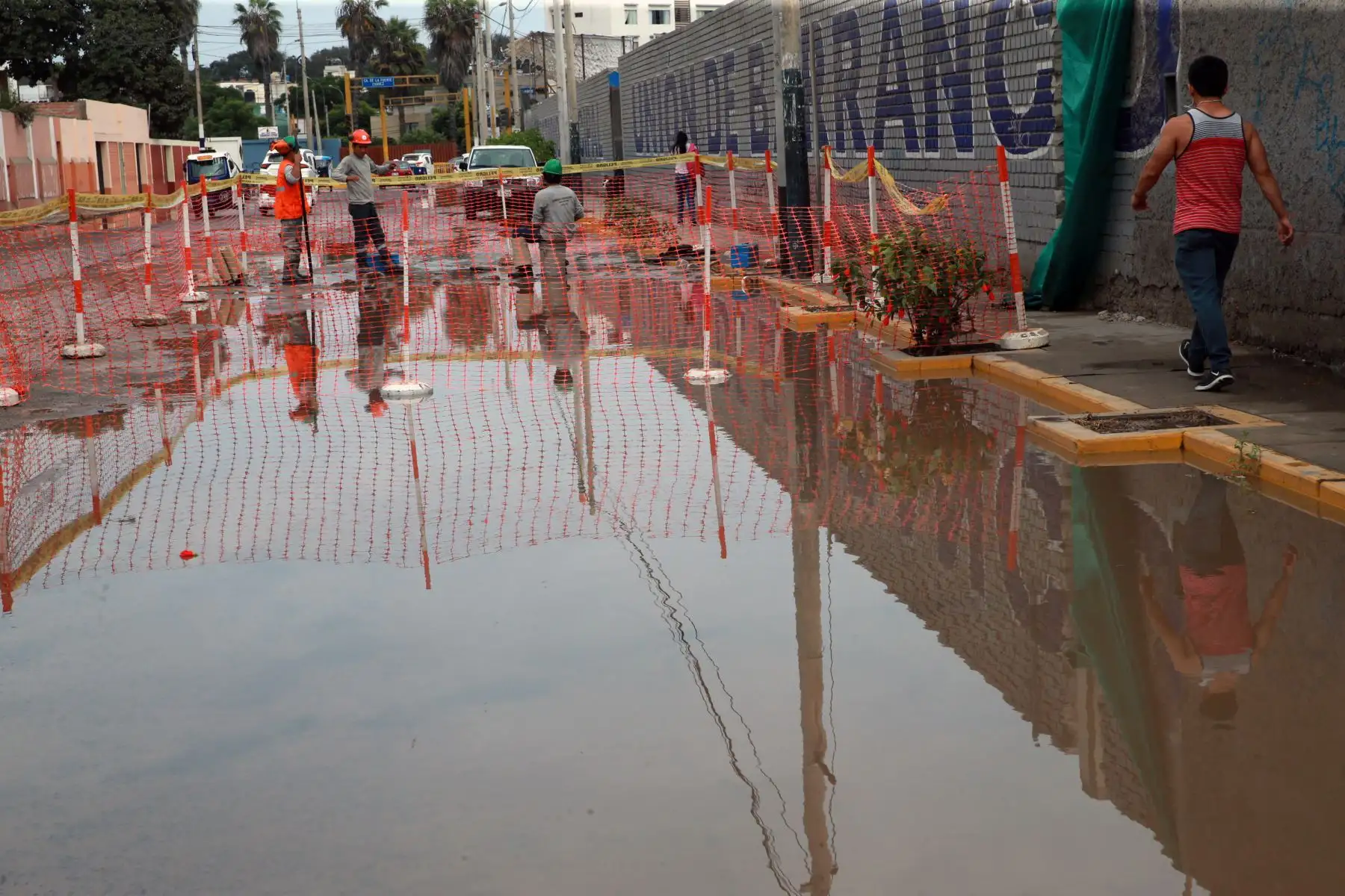 Rotura de tubería de agua potable,causa aniego en calles de  Chorrillos.Foto: ANDINA/Norman Córdova