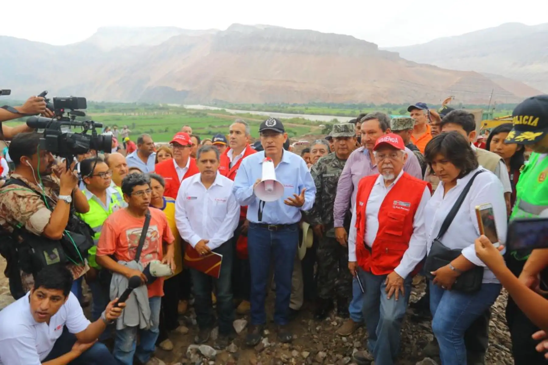 Presidente Martín Vizcarra inspecciona zonas afectadas por huaicos en Aplao, Arequipa.