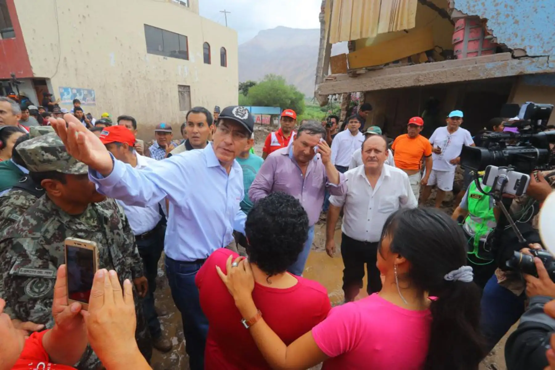 El presidente de la República, Martín Vizcarra, visita  
 zonas afectadas  por las lluvias y la caída de huaicos. Y declara zona  de emergencia  en Aplao ,Arequipa y otras zonas del sur.Foto:ANDINA/Prensa Presidencia