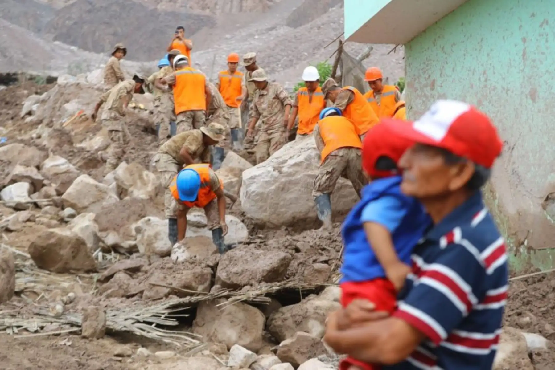 Efectivos del Batallón de Infantería Motorizado N° 13 del Ejército vienen ejecutando trabajos de remoción de escombros en las viviendas afectadas y calles del distrito de Aplao.