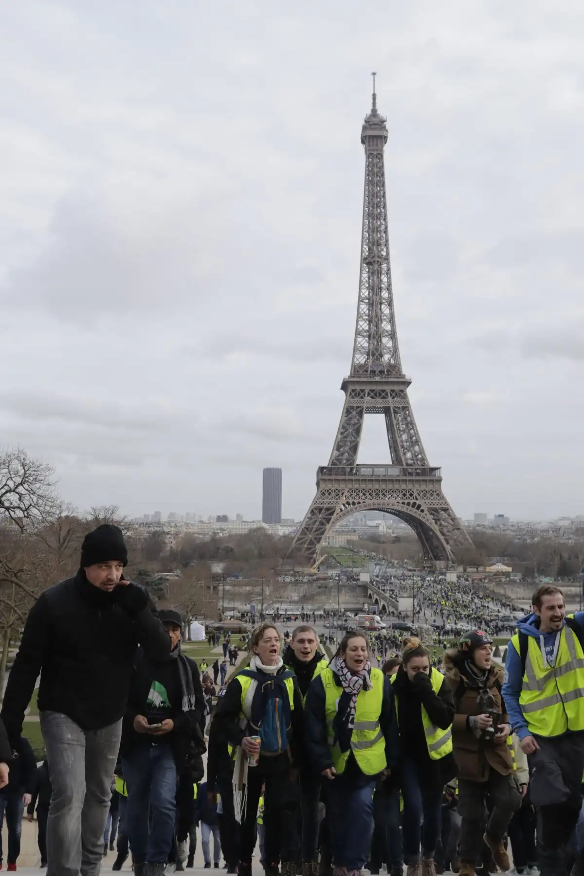 Los manifestantes de chalecos amarillos marchan en París frente a la Torre Eiffel  durante el 13º sábado consecutivo de manifestaciones. El movimiento 