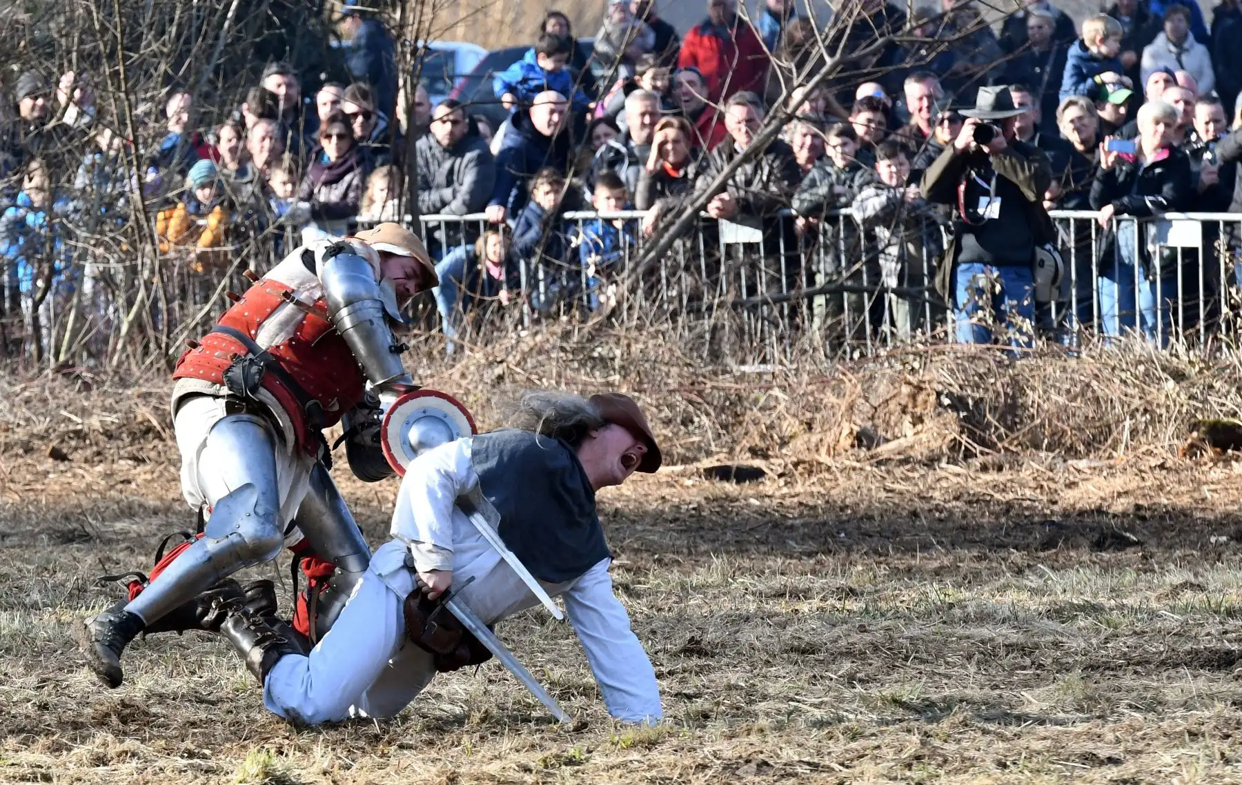 Actores en trajes de época actúan mientras reanudan la legendaria batalla en Stubicko polje en Donja Stubica, . La batalla, que tuvo lugar el 9 de febrero de 1573, fue la batalla final de la famosa Revuelta Campesina en la que los campesinos locales lideraron Matija Gubec se enfrentó al ejército imperial y al local barón Franjo Tahi. AFP