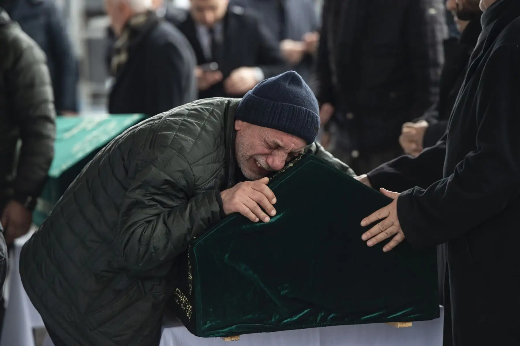 La gente lloraba durante el funeral de nueve víctimas de un colapso en el distrito de Kartal de la ciudad, en la mezquita de los Mártires en Estambul, Turquía, . El número de muertos por el colapso del edificio de apartamentos de ocho pisos aumentó a 17 como dijo el presidente Erdogan el 9 de febrero, las autoridades tienen "lecciones para aprender" del incidente. AFP