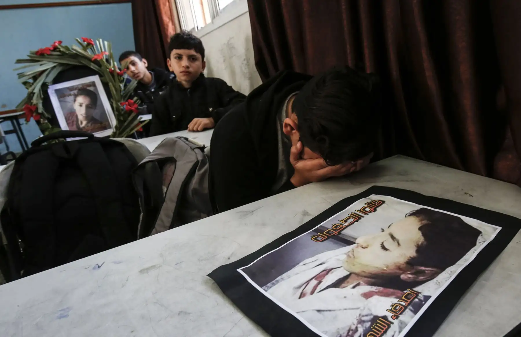 Los compañeros de clase de Hassan Shalabi, de 14 años, lloran su muerte en su escuela en Khan Yunis, en el sur de la Franja de Gaza, . Dos adolescentes palestinos fueron asesinados por fuego israelí ayer, durante los enfrentamientos en la frontera de Gaza, el Ministerio de Salud de El enclave dirigido por Hamas dijo.
Shalabi, fue asesinado por "fuego vivo en el cofre al este de Khan Yunis", dijo el ministerio. AFP