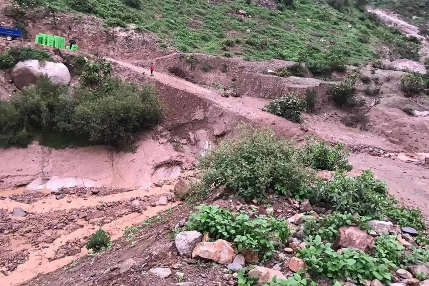 Lluvias intensas activaron al menos dos quebradas en el distrito de Pamaparomás, provincia de Huaylas, región Áncash, afectando la comunicación terrestre en varios caseríos, se informó hoy.