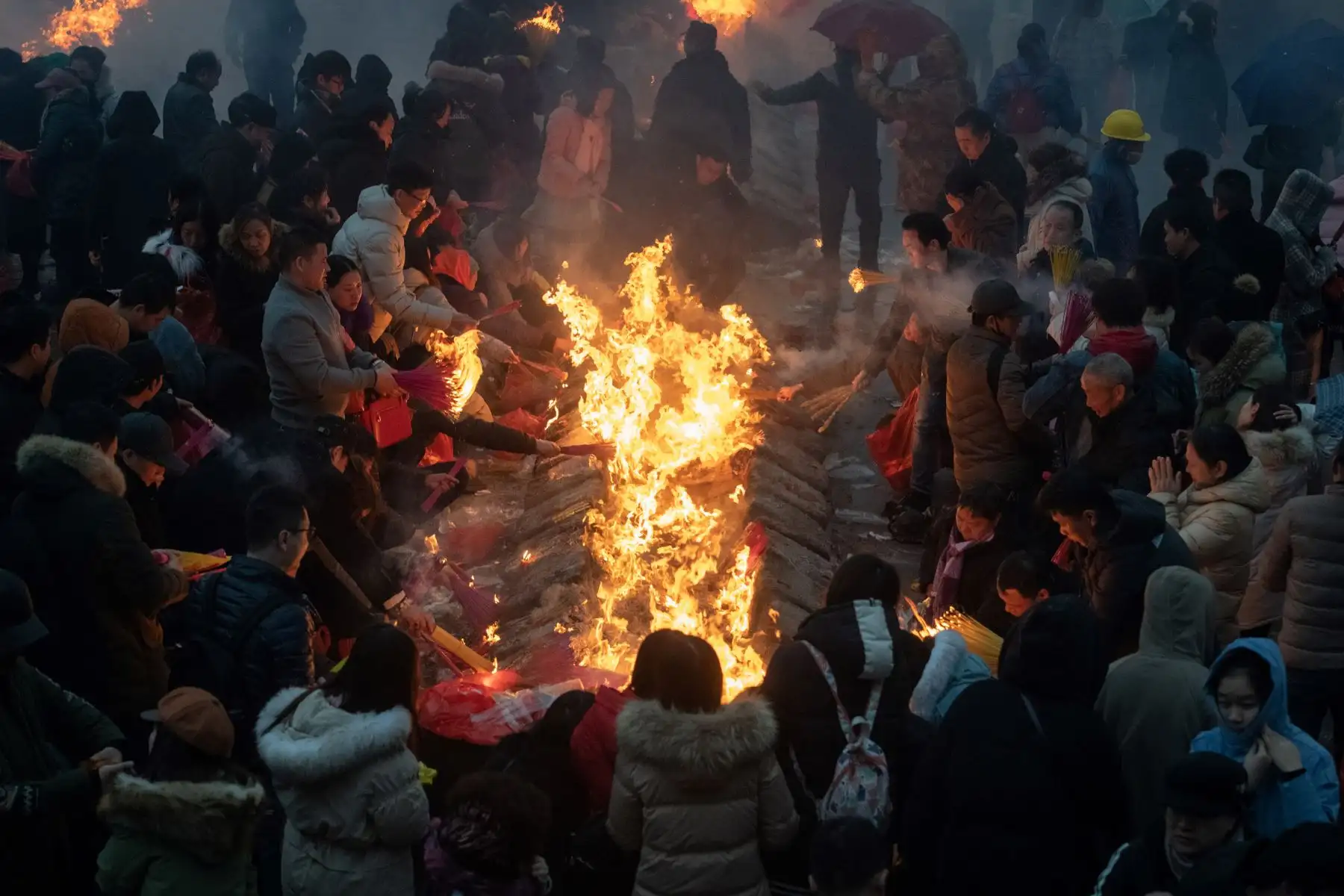 Los fieles chinos ofrecen oraciones y queman incienso en el quinto día del Año Nuevo Lunar en el Templo Budista Guiyuan en Wuhan, provincia de Hubei, centro de China,  ya que China celebra el Año del Cerdo con una semana de vacaciones en el Festival de Primavera. , el festival más importante del año. Miles de fieles chinos queman incienso y otras ofrendas al Dios de la Riqueza en el quinto día del Año Nuevo Lunar en el Templo Guiyuan, en Wuhan, en el centro de China. AFP