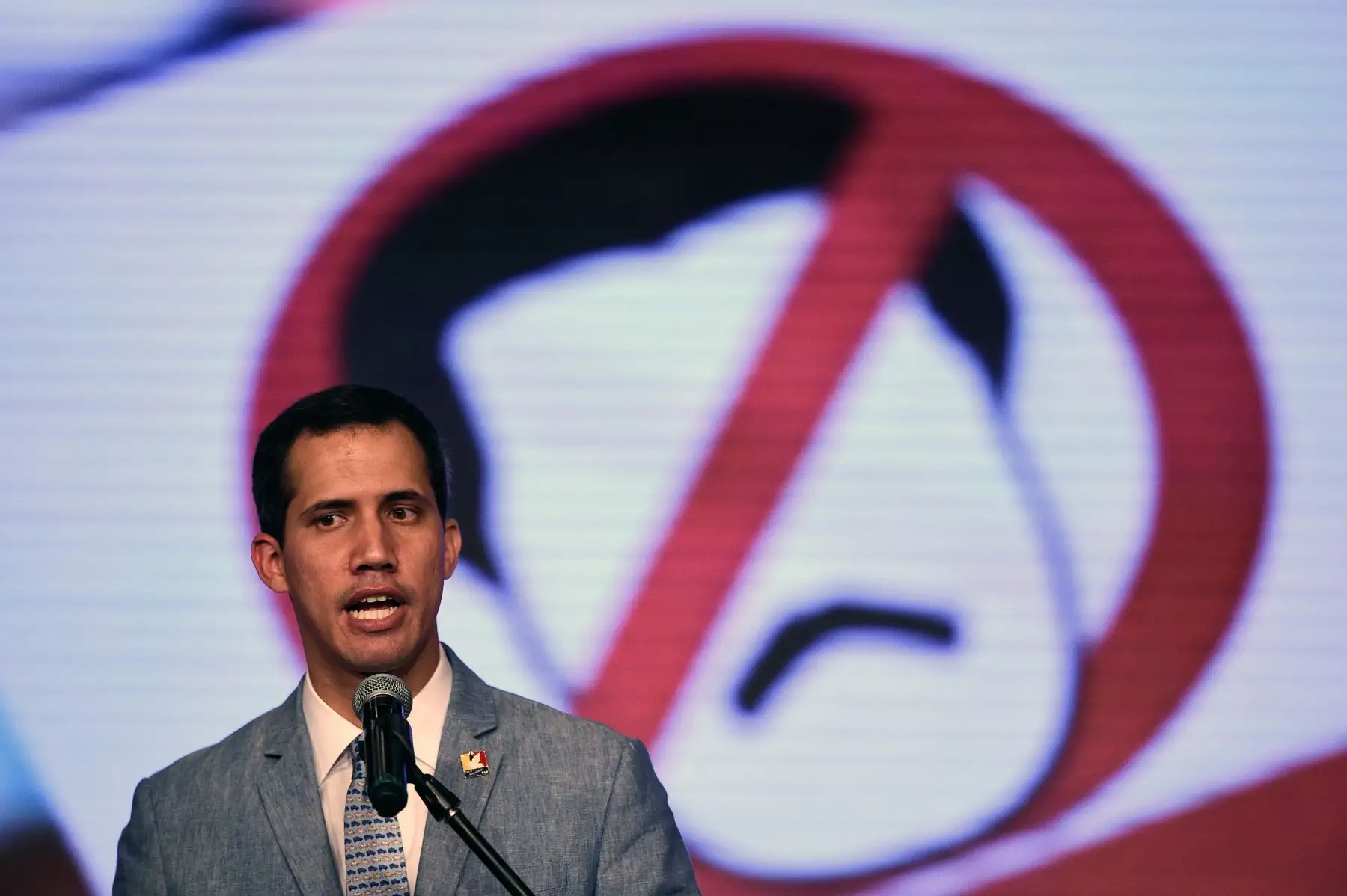 El presidente de la Asamblea Nacional de Venezuela y  autoproclamado presidente en funciones Juan Guaido pronuncia un discurso en la Universidad Central de Venezuela (UCV) en Caracas. AFP