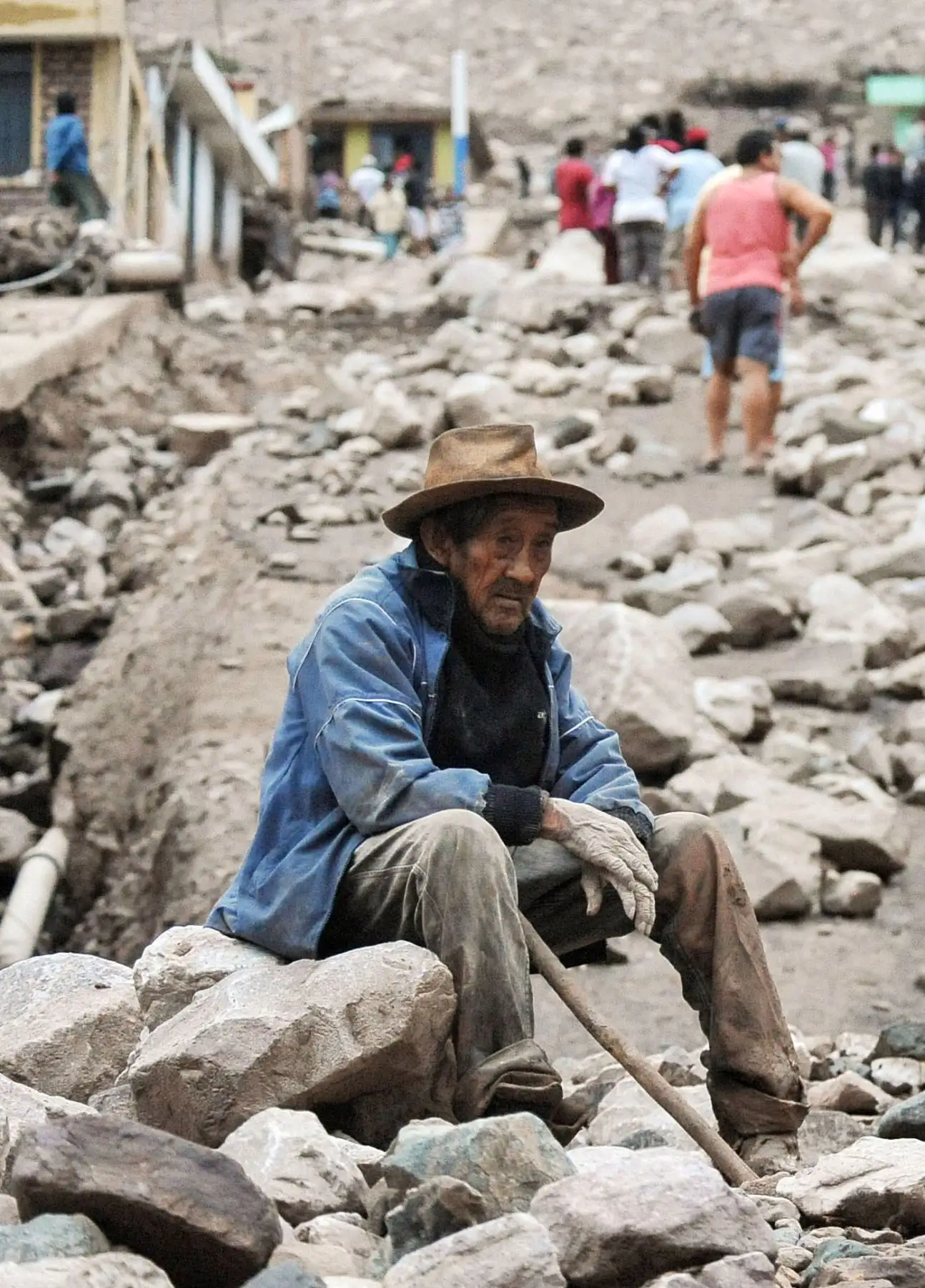 Un hombre se sienta en una roca en medio de los escombros un día después de un deslizamiento de tierra provocado por fuertes lluvias, que afectó a la aldea rural de Aplao, región de Arequipa, Perú. Las autoridades informaron que al menos cinco personas murieron durante los deslizamientos de tierra que afectaron a dos pueblos. Km. separados entre sí en el municipio andino de Río Grande en la región de Arequipa, al sur del Perú. AFP