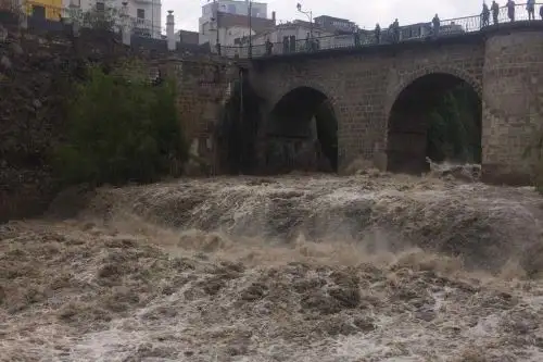 El caudal del río Chili, que cruza la ciudad de Arequipa, registra un caudal de 163 metros cúbicos por segundo, situación que ha puesto en alerta a las autoridades y a las 3,000 personas que viven cerca de las riberas del río, informó José Vásquez Allasi, subgerente de Gestión de Riesgos de la municipalidad provincial.