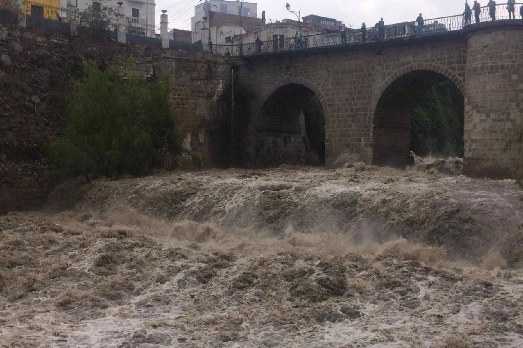 El caudal del río Chili, que cruza la ciudad de Arequipa, registra un caudal de 163 metros cúbicos por segundo, situación que ha puesto en alerta a las autoridades y a las 3,000 personas que viven cerca de las riberas del río, informó José Vásquez Allasi, subgerente de Gestión de Riesgos de la municipalidad provincial.
