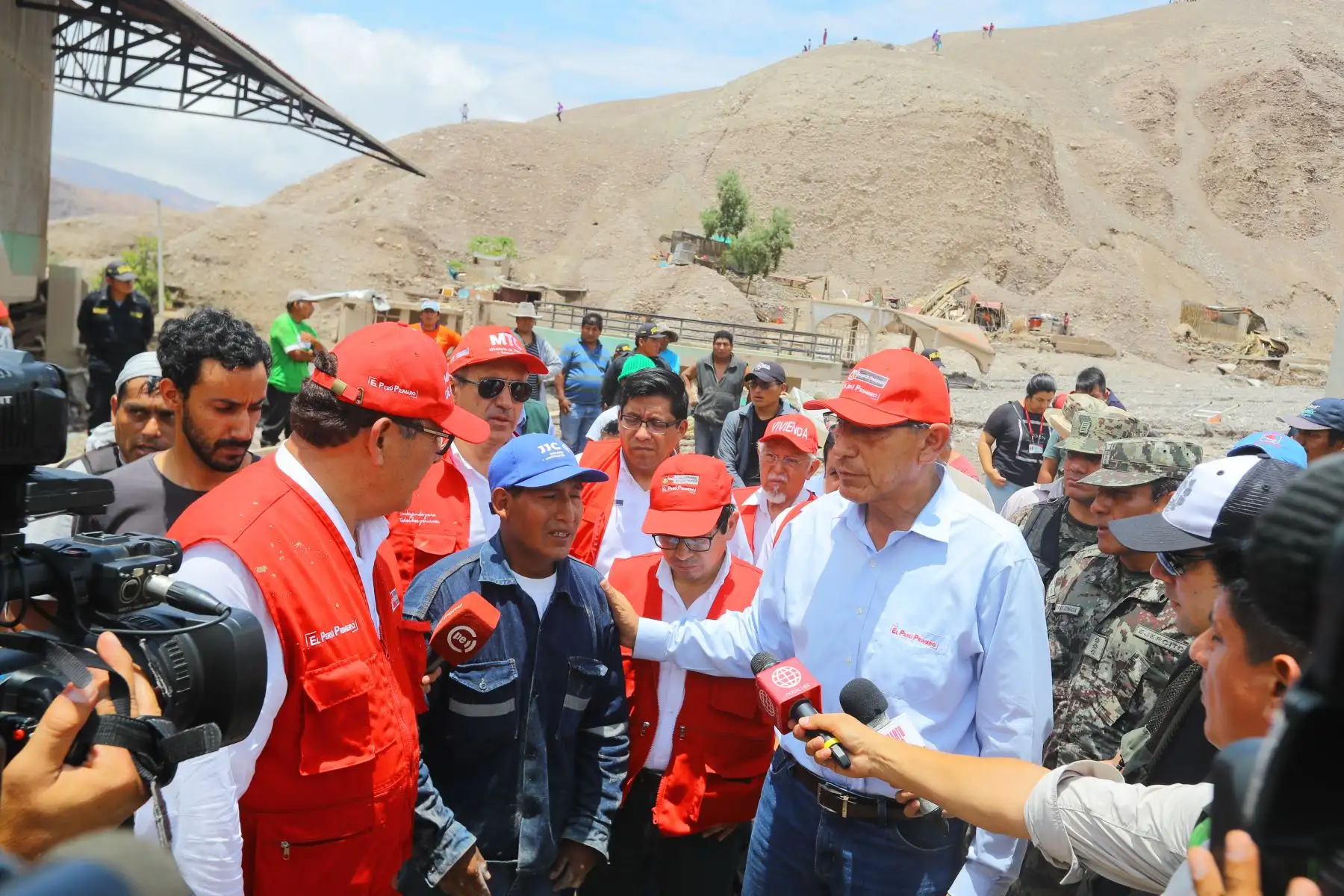 Jefe de Estado Martín  Vizcarra realizò inspección de la situación y las labores que realiza INDECI en Mirave, zona afectada por las lluvias y huaicos en la región de Tacna.Foto: ANDINA/Prensa Presidencia