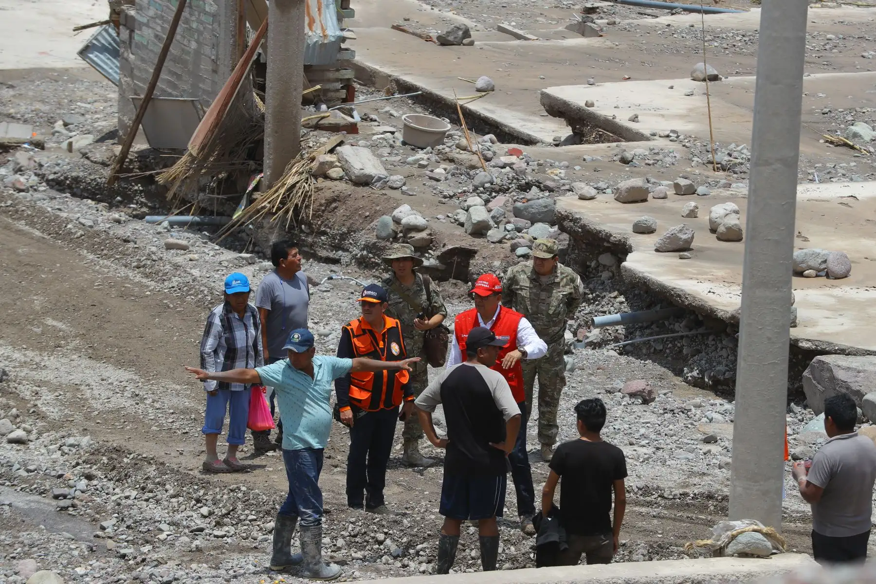 Jefe de Estado Martín  Vizcarra realizò inspección de la situación y las labores que realiza INDECI en Mirave, zona afectada por las lluvias y huaicos en la región de Tacna.Foto: ANDINA/Prensa Presidencia