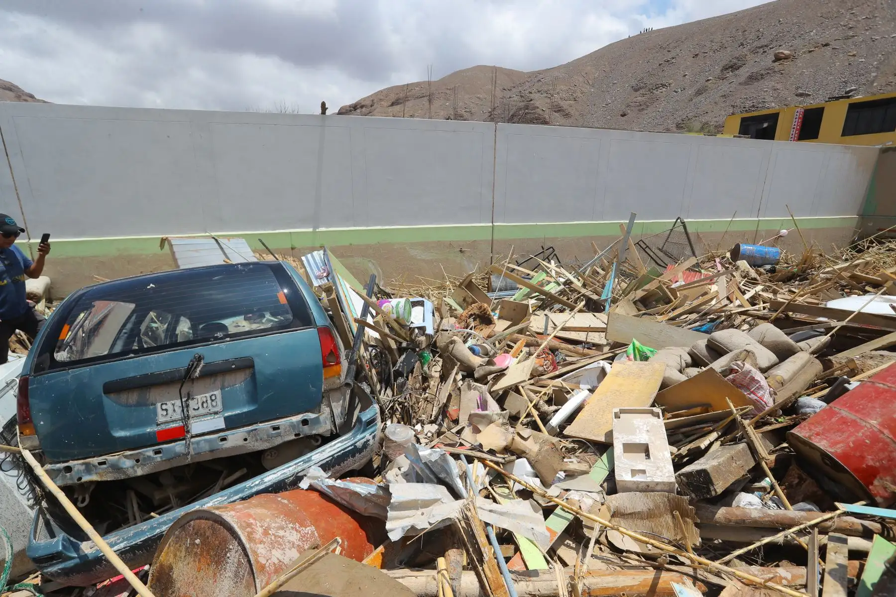 Jefe de Estado Martín  Vizcarra realizò inspección de la situación y las labores que realiza INDECI en Mirave, zona afectada por las lluvias y huaicos en la región de Tacna.Foto: ANDINA/Prensa Presidencia