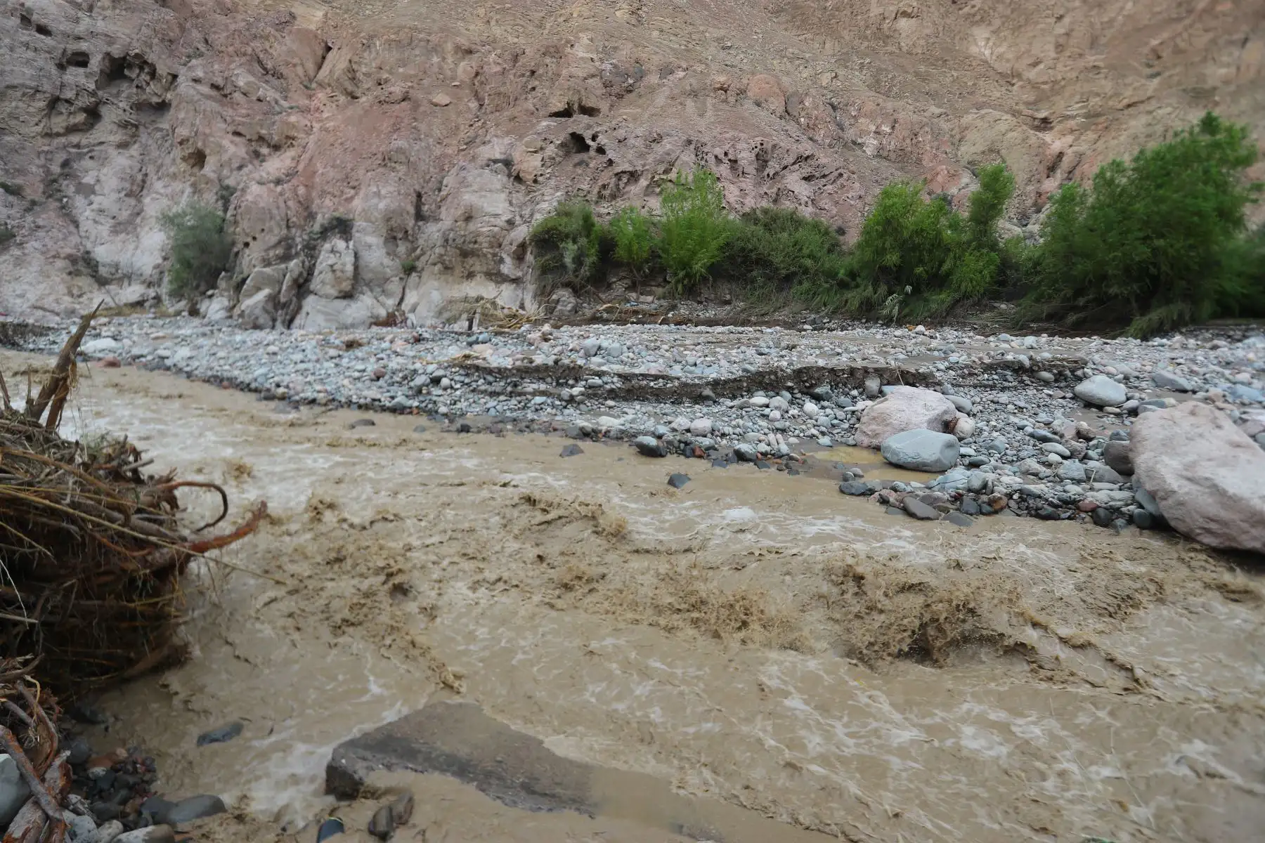 Jefe de Estado Martìn Vizcarra realizò inspección de la situación y las labores que realiza INDECI en la zona afectada por las lluvias y huaicos en la región de Moquegua. Foto:ANDINA/Prensa Presidencia