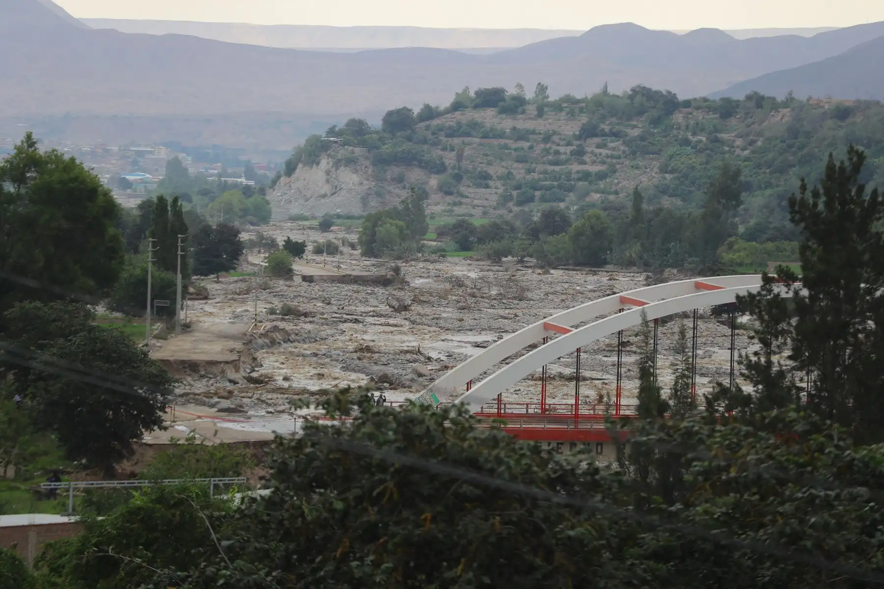 Jefe de Estado Martìn Vizcarra realizò inspección de la situación y las labores que realiza INDECI en la zona afectada por las lluvias y huaicos en la región de Moquegua. Foto:ANDINA/Prensa Presidencia