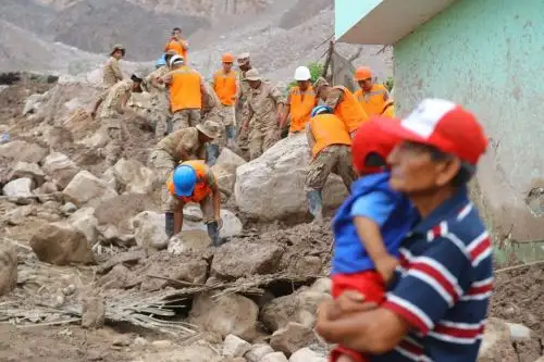 Más de mil miembros de Fuerzas Armadas atienden a afectados por huaicos.