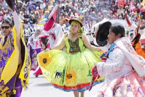 La Festividad de la Virgen de la Candelaria no sólo es religiosidad, música y danza, sino también dinamiza la economía local. Según la Cámara de Comercio y la Producción de Puno, hoy domingo 10, lunes 11 y martes 12 de febrero esta celebración generará 113’ 596 729 soles.