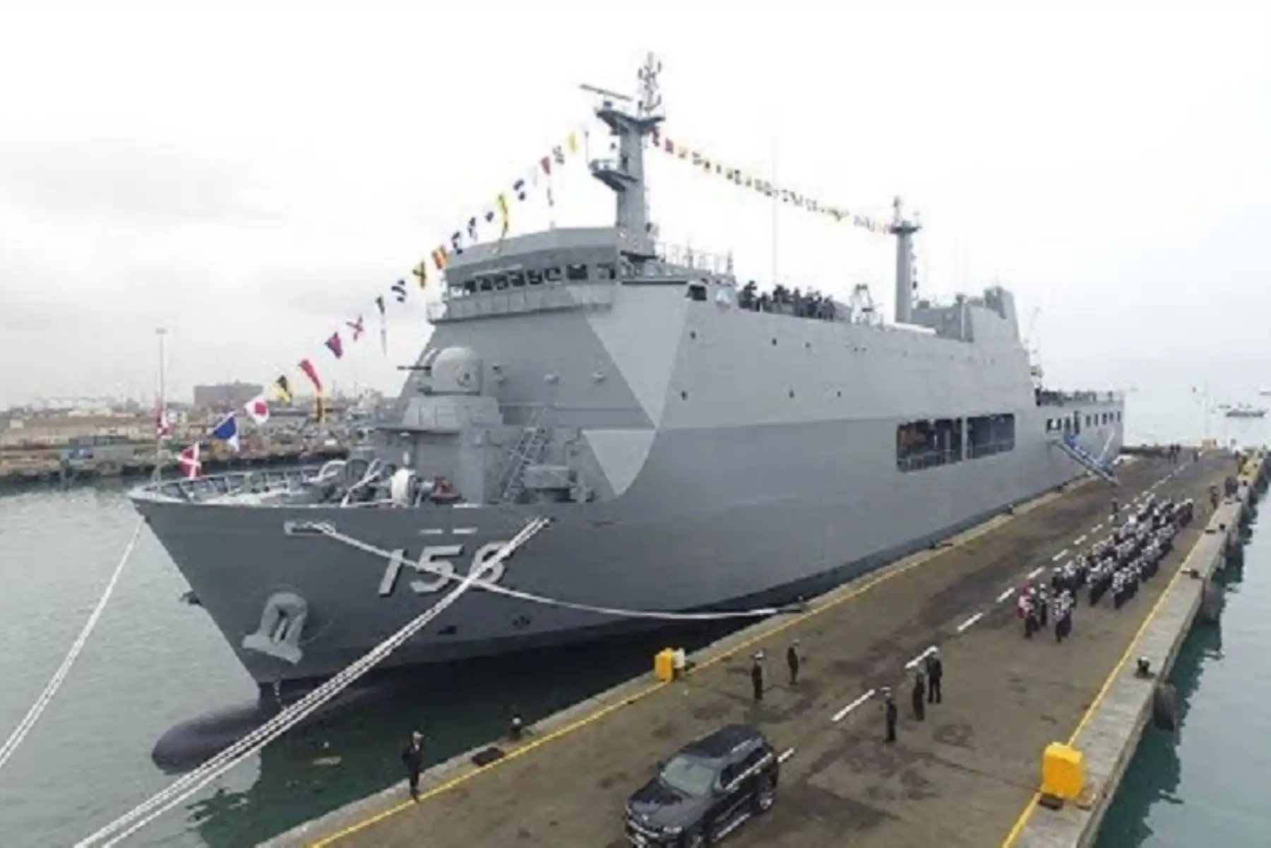 El buque multipropósito BAP Pisco de la Marina de Guerra del Perú llega hoy al puerto de Paita, en la región Piura, con más de 700 toneladas de ayuda humanitaria y apoyo logístico destinado a los damnificados por las intensas lluvias en este departamento del norte peruano. Foto: ANDINA/Difusión.