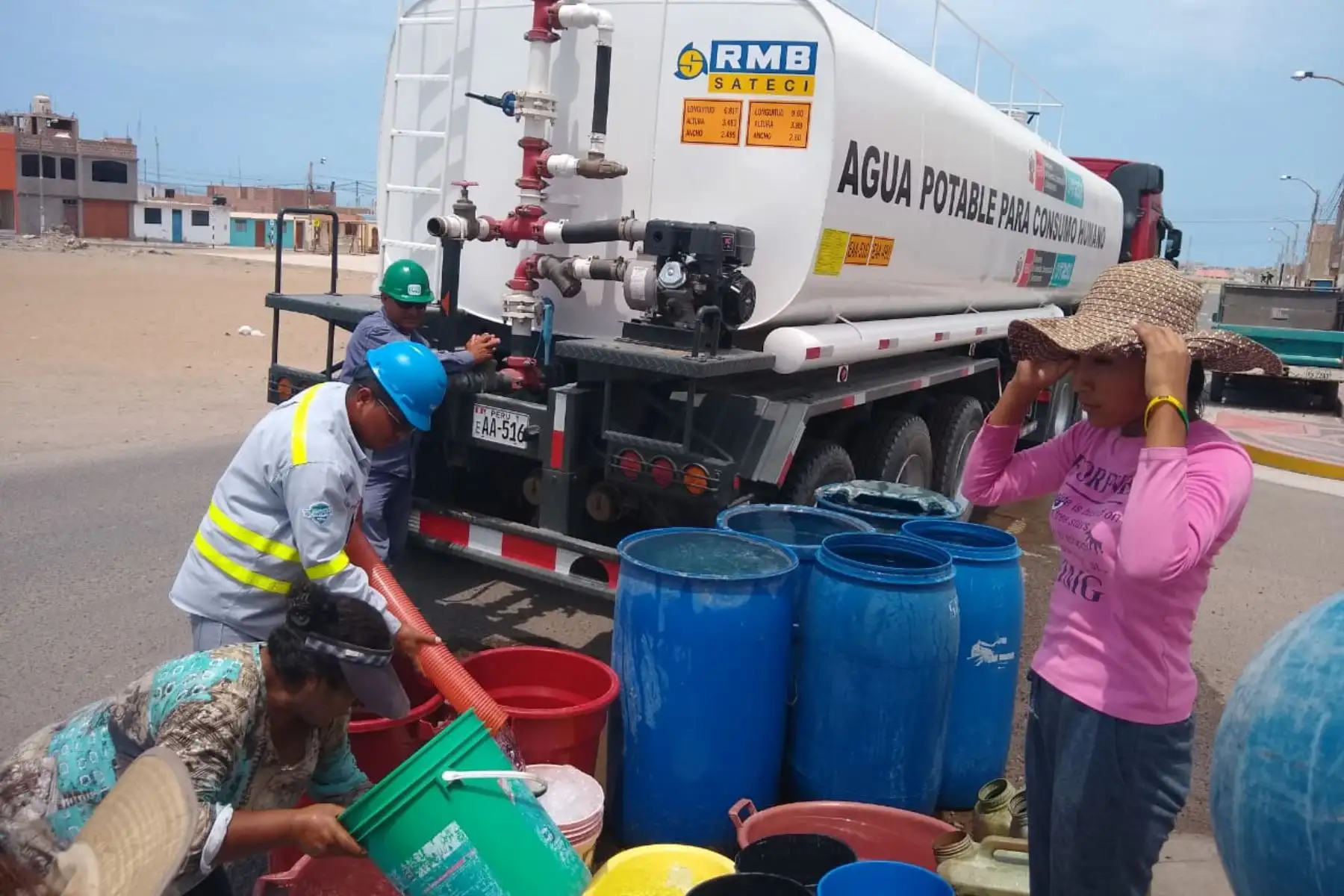 Como parte del plan de contingencia ante la temporada de lluvias, OTASS distribuye agua para el consumo humano en Ilo (Moquegua).