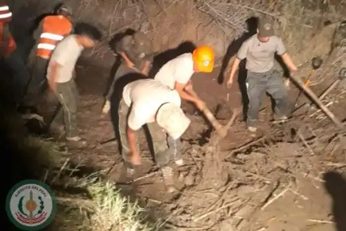 Más de 50 efectivos del Ejército efectúan trabajos de limpieza y remoción tras el colapso del sistema alcantarillado en la ciudad de Ilo, región Moquegua.