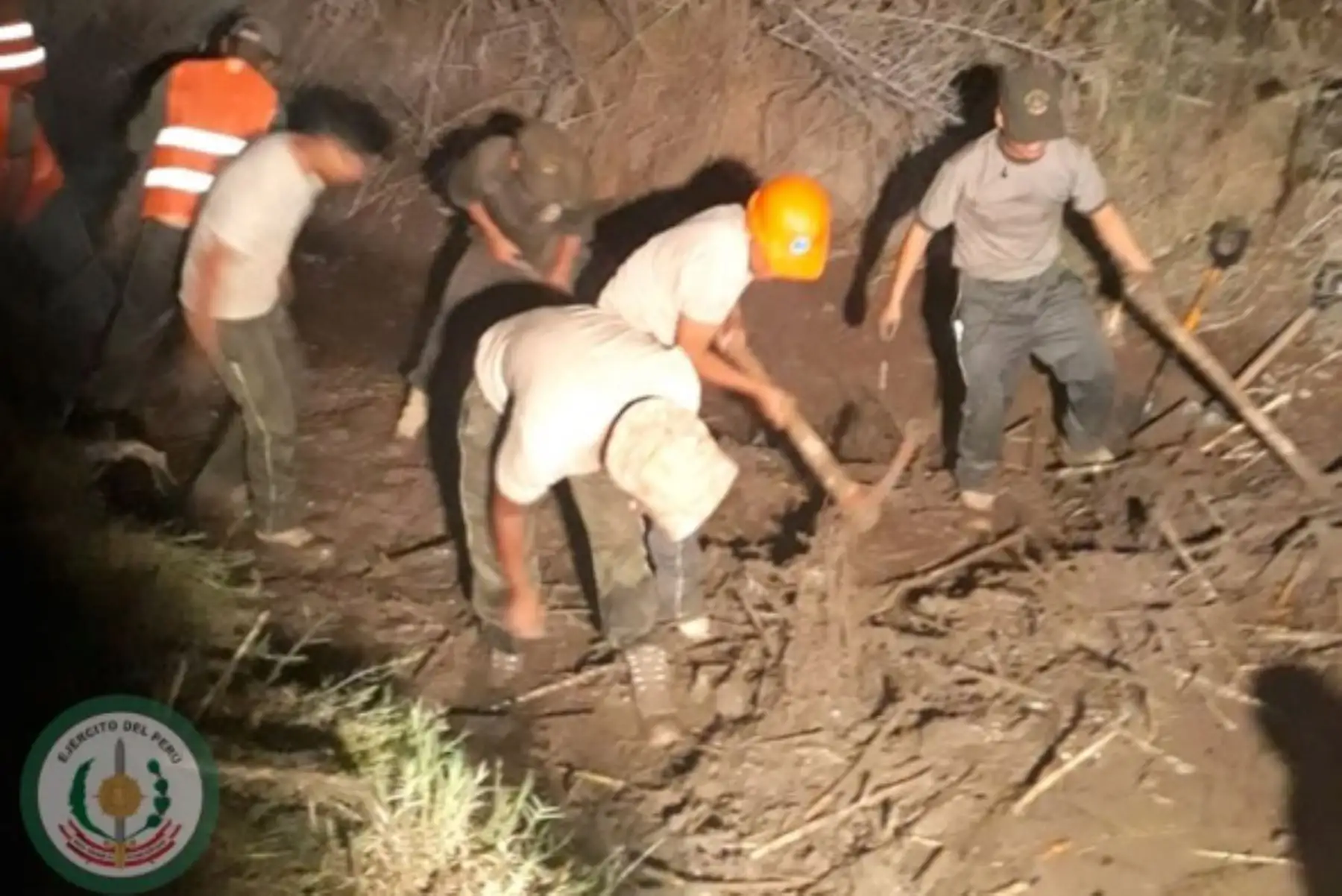 Más de 50 efectivos del Ejército efectúan trabajos de limpieza y remoción tras el colapso del sistema alcantarillado en la ciudad de Ilo, región Moquegua.