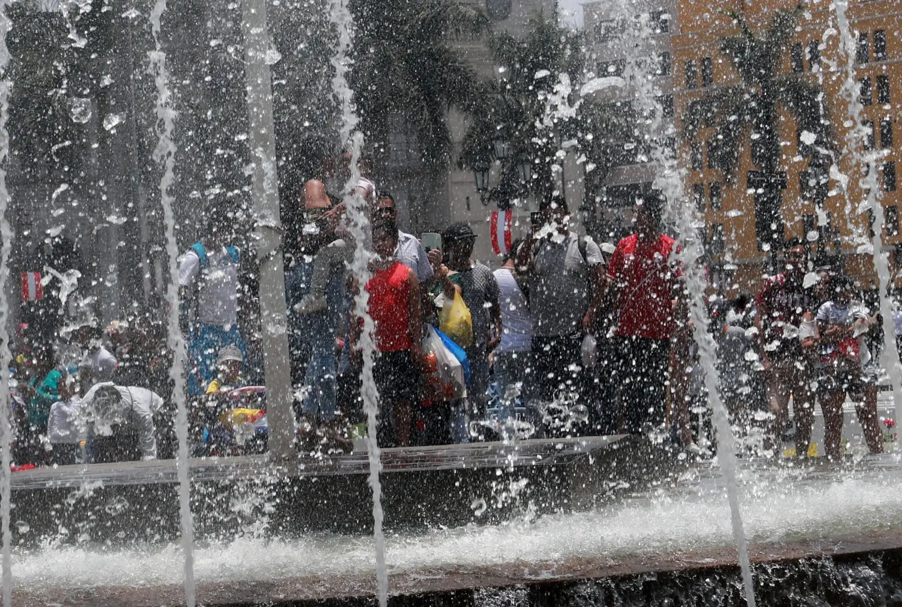 Personas salen a las calles a pesar de las altas temperaturas en la ciudad. Foto: ANDINA/Norman Córdova