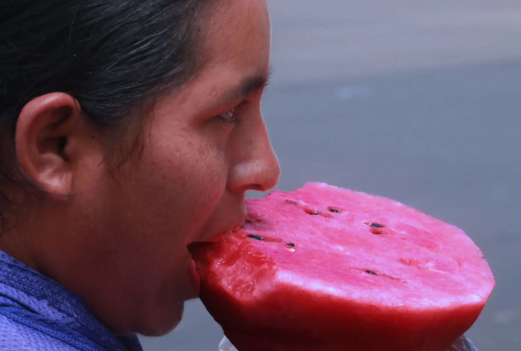 Una persona come un trozo de sandia para refrescarse del calor. Foto: ANDINA/Norman Córdova