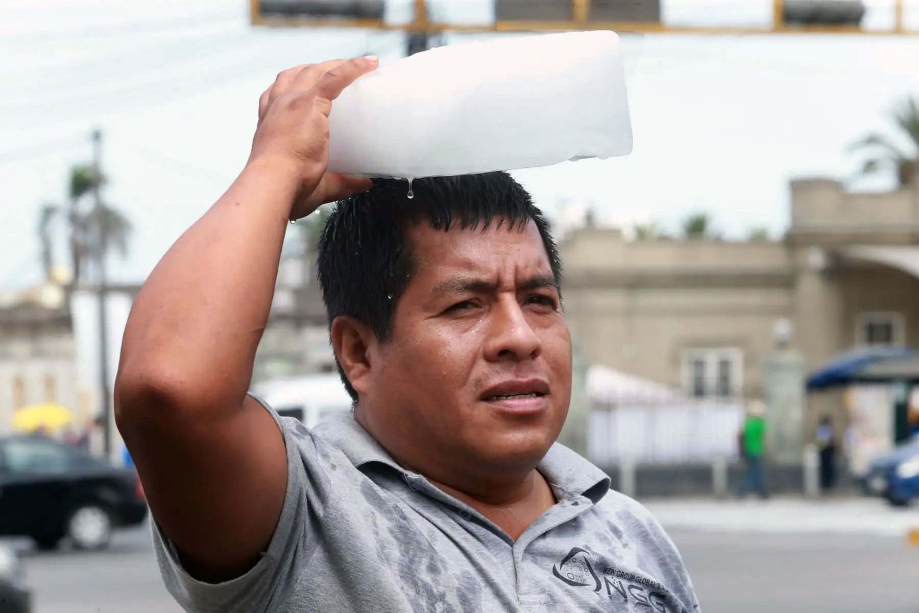 Un hombre camina con un trozo de hielo en la cabeza por las calles de Lima. Foto: ANDINA/Norman Córdova