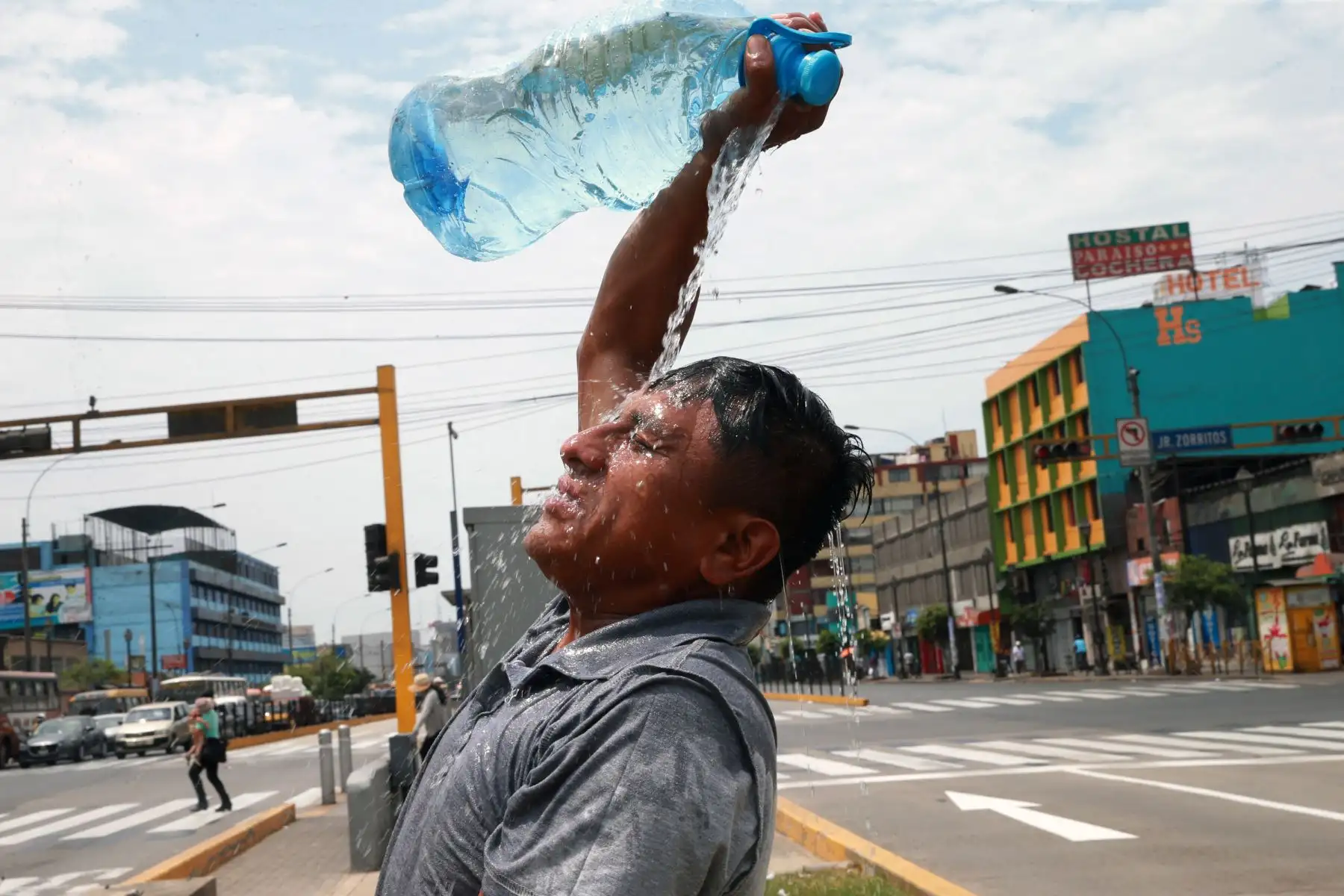 Hombre se hecha agua de una botella para soportan el incesante calor de Lima. Foto: ANDINA/Norman Córdova