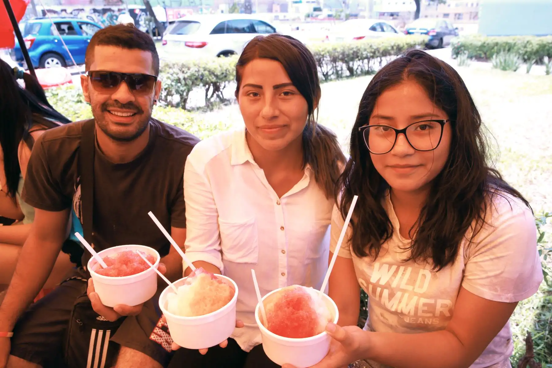 Un grupo de personas disfrutan de una raspadilla para calmar el intenso calor de Lima. Foto: ANDINA/Norman Córdova