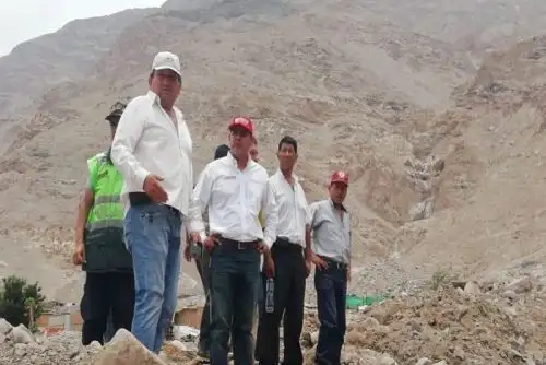 Dos volquetes y dos retroexcavadoras fueron destinadas por el Ministerio de Agricultura y Riego (Minagri) al distrito de Aplao, a fin de atender la emergencia suscitada luego de que el último jueves tres huaicos afectarán la capital de la provincia de Castilla, en la región Arequipa.