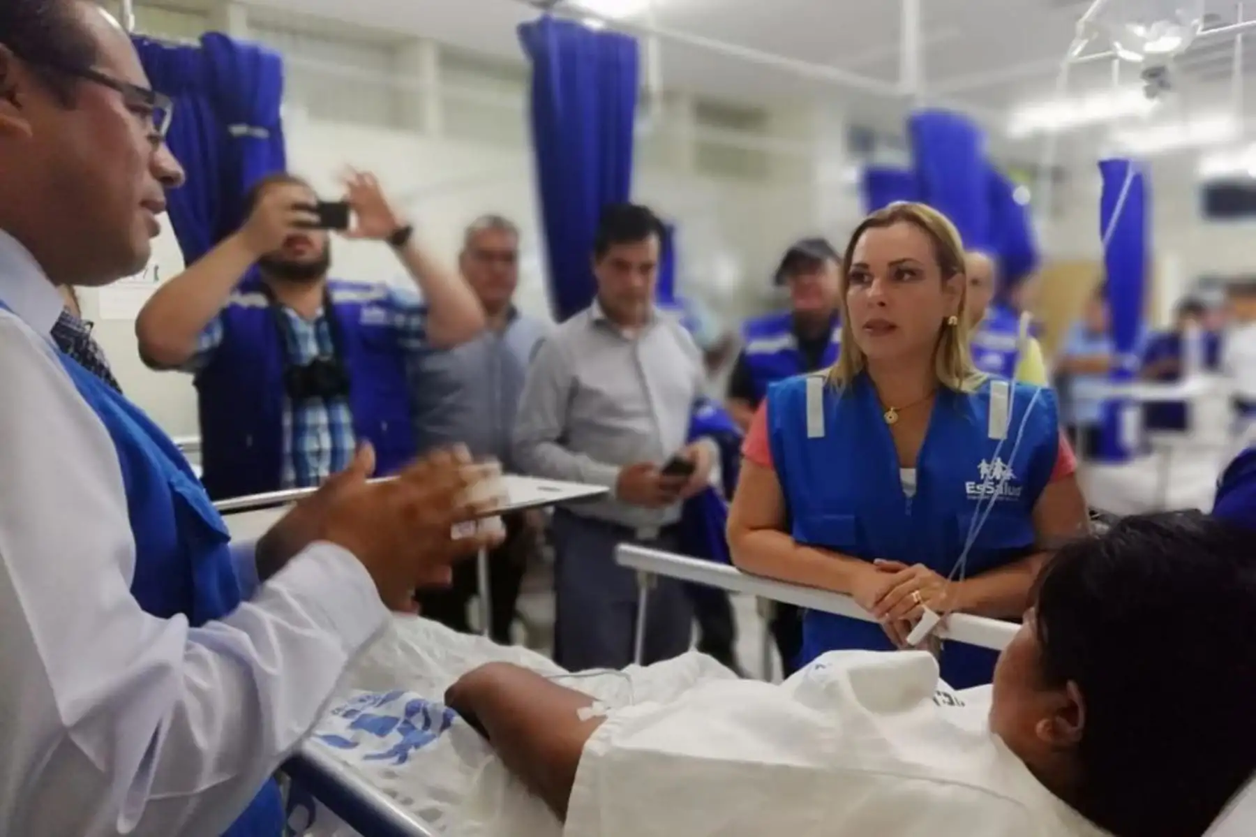 La presidenta ejecutiva de EsSalud, Fiorella Molinelli, supervisa la atención médica a los pobladores afectados por las intensas lluvias en el sur peruano.