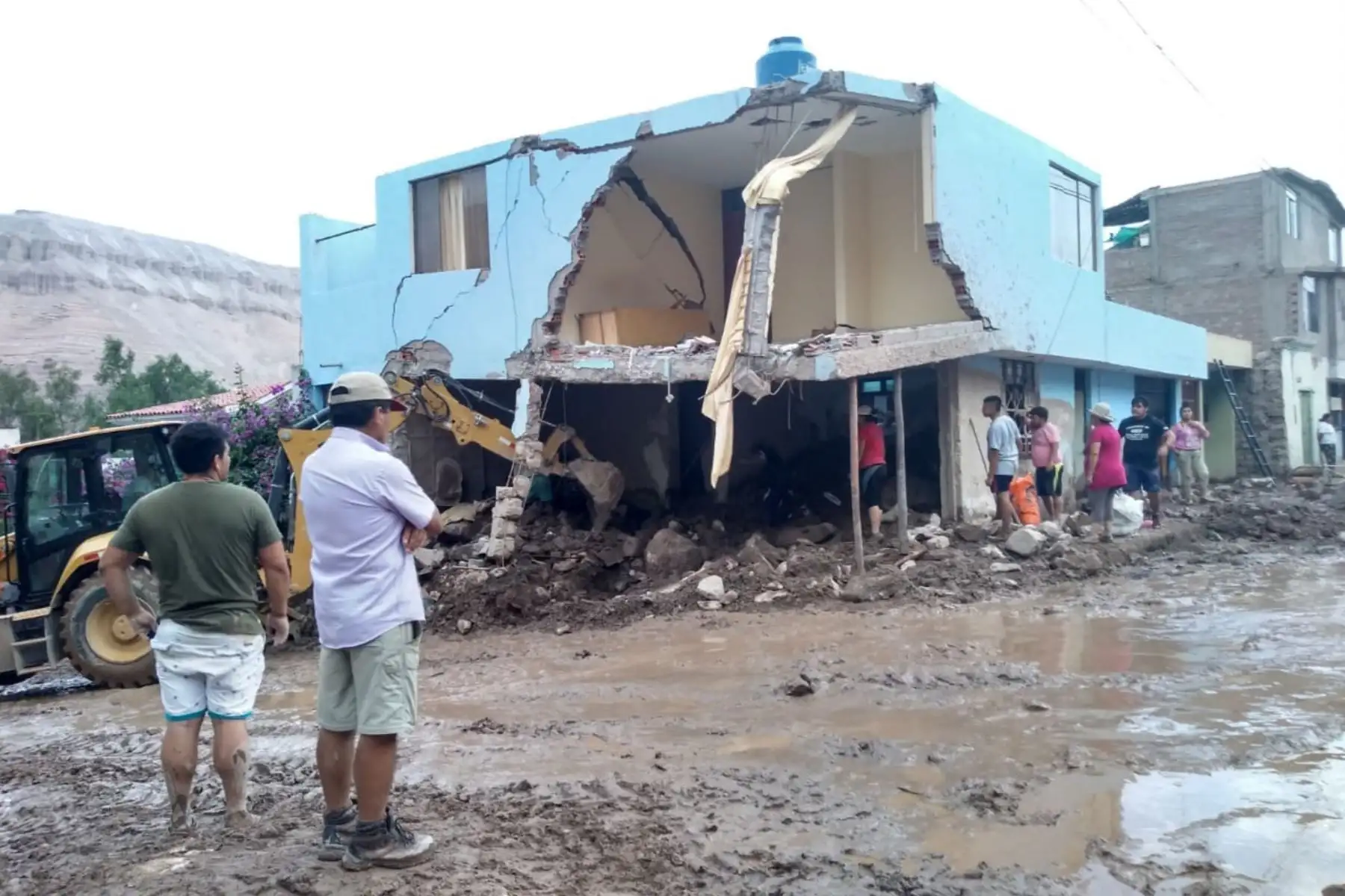 Con maquinaria pesada del Programa Nuestras Ciudades del MVCS se efectúan labores de limpieza y remoción de escombros en Aplao, región Arequipa,