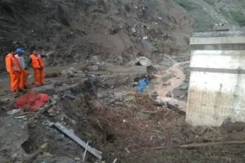 Personal de la Municipalidad Distrital de Llacllin (Recuay) y pobladores de la zona continúan realizando trabajos de rehabilitación y recuperación de la carretera de penetración Llacllin – Chaucayan, afectada por un huaico que cayó en la víspera .