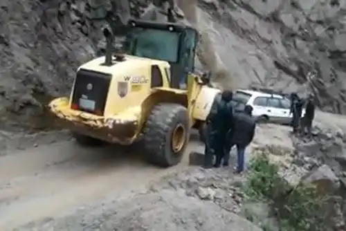 Un comerciante a bordo de su automóvil Station Wagon salvó de ser arrastrado por un huaico en el distrito de Quillo, región Áncash.