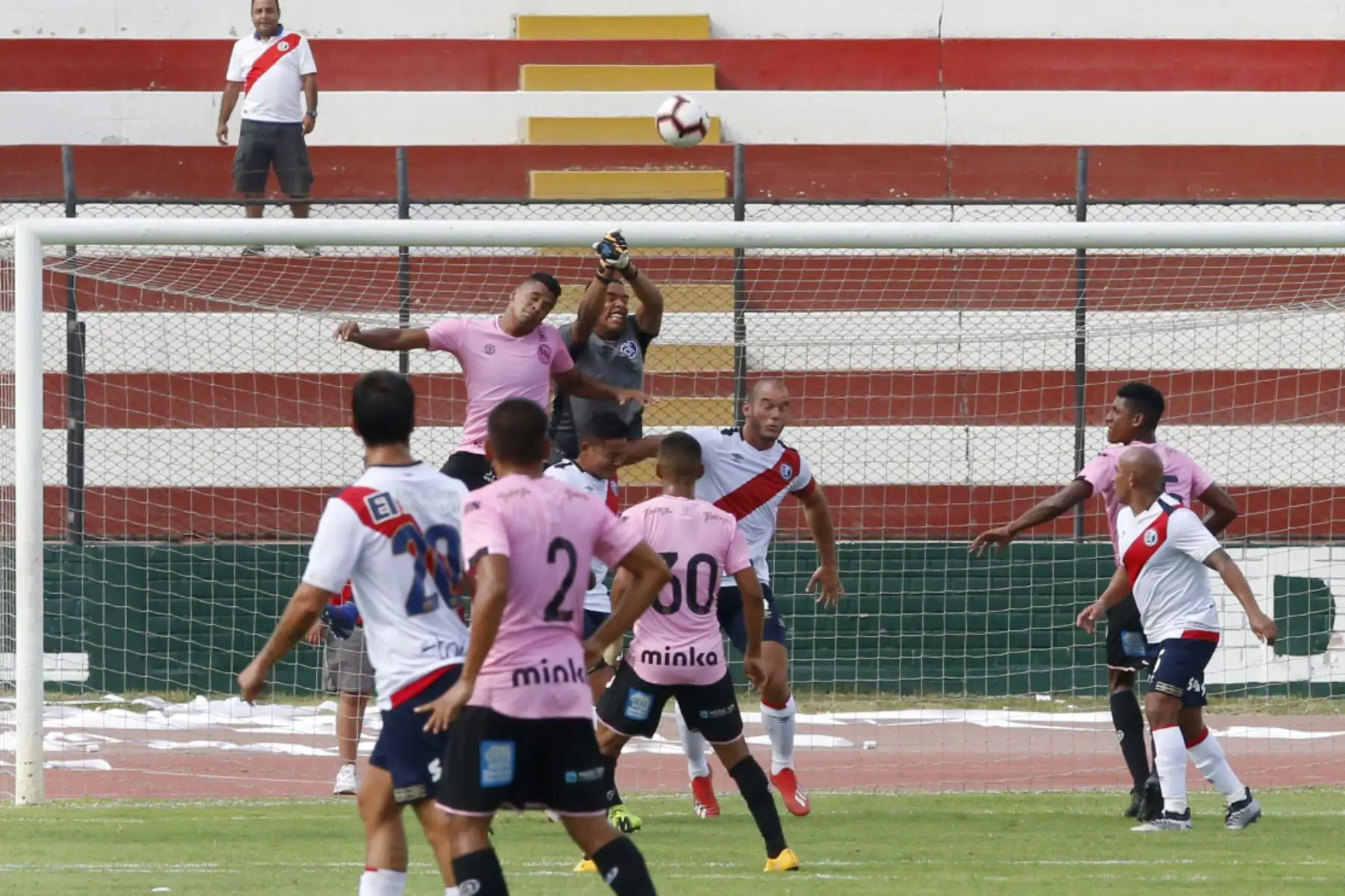 Deportivo Municipal vs Sport Boys se enfrentaron en un partido amistoso en la Tarde de la Pasión Edil, en el estadio Miguel Grau del Callao. Foto: ANDINA/Nathalie Sayago