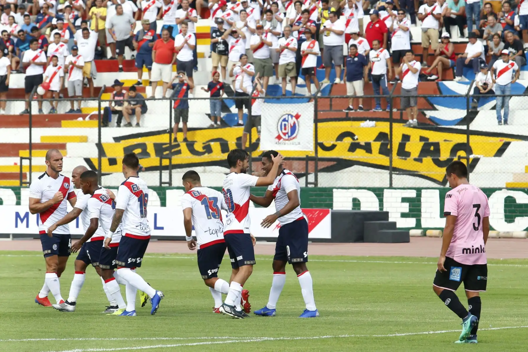 Deportivo Municipal vs Sport Boys se enfrentaron en un partido amistoso en la Tarde de la Pasión Edil, en el estadio Miguel Grau del Callao. Foto: ANDINA/Nathalie Sayago