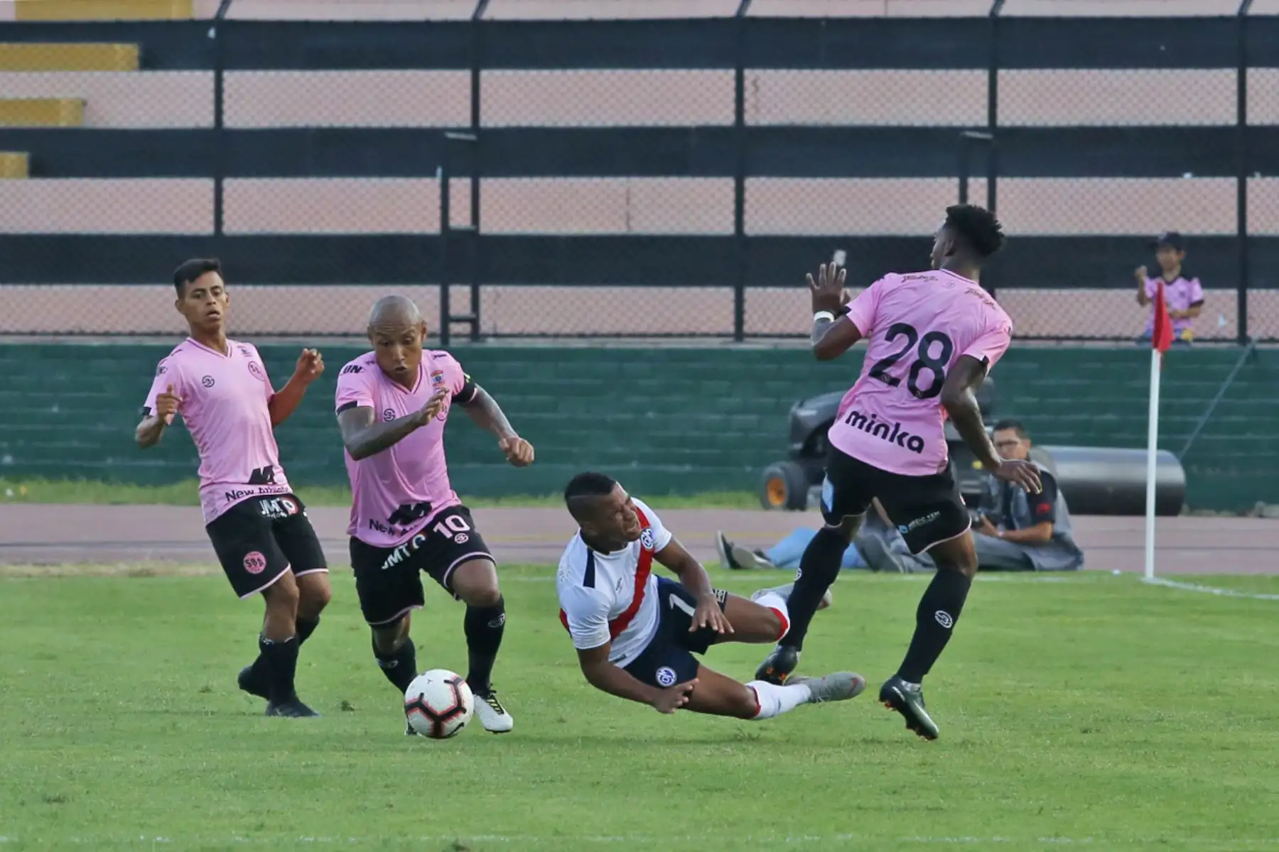 Deportivo Municipal vs Sport Boys se enfrentaron en un partido amistoso en la Tarde de la Pasión Edil, en el estadio Miguel Grau del Callao. Foto: ANDINA/Nathalie Sayago
